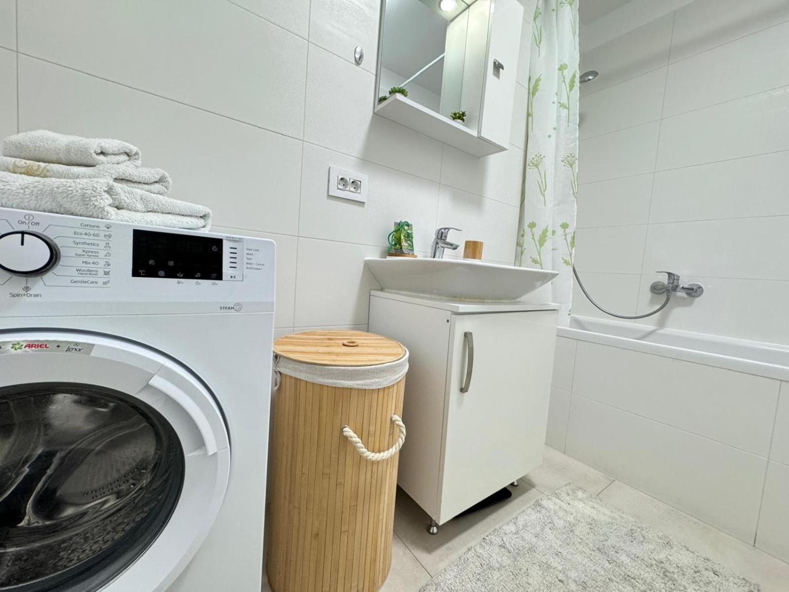 Jad - Luxury 3 Rooms & 2 Rooms Apartments In Kasper, Near Coresi Mall Braşov Exterior foto